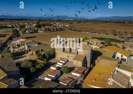 Aus der Vogelperspektive des Dorfes Vilacolum in Torroella de Fluvià und der Kirche Sant Esteve de Vilacolum (Alt Empordà, Girona, Katalonien, Spanien) Stockfoto