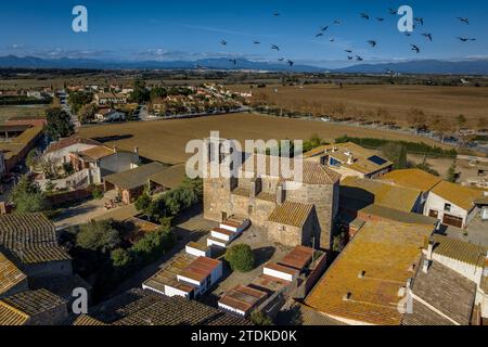 Aus der Vogelperspektive des Dorfes Vilacolum in Torroella de Fluvià und der Kirche Sant Esteve de Vilacolum (Alt Empordà, Girona, Katalonien, Spanien) Stockfoto