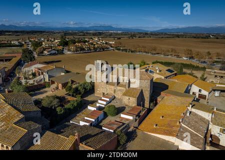 Aus der Vogelperspektive des Dorfes Vilacolum in Torroella de Fluvià und der Kirche Sant Esteve de Vilacolum (Alt Empordà, Girona, Katalonien, Spanien) Stockfoto