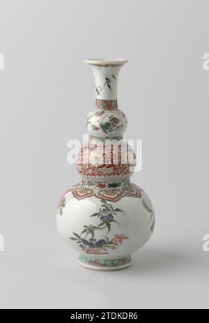 Dreifache Kürbisvase mit Blumensprays und Insekten, anonym, um 1700 - um 1724 Flaschenförmige Vase (Klumpen Lektionen) aus Porzellan, mit dreiteiligem Körper und ausbreitendem Hals, auf der Glasur in blau, rot, grün, gelb, Aubergine gemalt, schwarz und Gold. Der untere Teil des Körpers mit drei blühenden Zweigen (Pfingstrose, Chrysantheme) und einem Band mit Ruyi-Motiv; der mittlere Teil mit Lotus steht in Reserve gegen einen roten Boden; der obere Klumpen mit drei Fruchtkartuschen mit einem Insekten an einer Pflanze; zwei Bambuszweige am Hals; um den Fuß herum ein grünes Muster mit „Crackled Ice“. Vase war brok Stockfoto