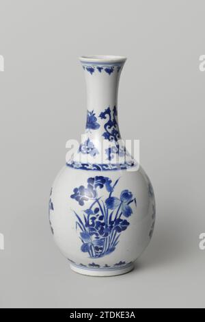 Birnenförmige Flaschenvase mit blühenden Pflanzen, anonym, ca. 1680 - ca. 1720 Flaschenförmige Vase aus Porzellan mit birnenförmigem Körper und spreizendem Hals, in Unterglasurblau lackiert. Auf dem Bauch sind blühende Pflanzen, die vier Jahreszeiten Blüten, dargestellt: pfingstrose (Frühling), Lotus (Sommer), Chrysantheme (Herbst) und prunus (Winter). Am Hals blüht Reben und Schmetterlinge. Über dem Fuß, am Rand und an der Schulter ein Band mit Blumenranken. Blau Weiß. Porzellan. Glasur. Kobalt-(Mineral-)Malerei / Glasur Flaschenförmige Vase aus Porzellan mit birnenförmigem Körper und Verbreitung n Stockfoto