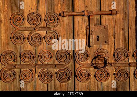 Dekorative Details an der Tür der Kirche Sant Martí del Far d'Empordà (Alt Empordà, Girona, Katalonien, Spanien) Stockfoto