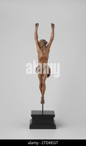 Kruzifix, Jan van Doornne (III), ca. 1640 - ca. 1660 der gekreuzigte Christus mit Armen in fast senkrechtem Stand - der sogenannte Jansenistische Typ. Mit einem sehr minimalen Lendenwirbeltuch, das mit einer Schnur um die Taille geklebt wird und hinten herunterhängt. Christus hat seine Augen geöffnet und wird in seinem letzten Tod dargestellt. Ein auffälliges Detail ist, dass die Augen mit schwarzem Glas eingelegt sind und dass die Nippel als kleine Bohrlöcher gekennzeichnet sind. Unter der Fußsohle ist das Monogramm des Herstellers vd angebracht: Jan van Doornne. Das Bild wurde in perfektem Zustand gespeichert und hat eine schöne warme Farbe Stockfoto