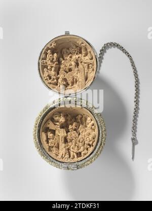 Gebetsnuss mit der Geburt und der Anbetung der Könige, Adam Dircksz (Werkstatt von), Adam Dircksz (Werkstatt von), um 1500 - um 1530 Ein kleiner Gebetsschnoot-gefangener Nuss, bestehend aus zwei Miniaturreliefs der Geburt Christi und der Anbetung der Könige. Beide Reliefs sind aus Buchsholz gefertigt und in zwei aufklappbaren, silbernen Halbkugeln mit Verschluss und einer kleinen Kette montiert. Die silberne Kugel ist komplett mit extrem raffinierten gotischen Gravuren verziert: Einerseits Tiere zwischen Blättern (Affe, Hund, Eulenkugel und andere Vögel), andererseits fünf Figuren: Eva, ein Mann, der in der Kirche kreiert Stockfoto