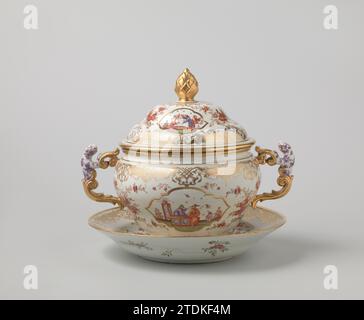 Tureen mit Schüssel, mit chinesischen Szenen, Blumensprays und Zierborten, Claudius Innocentius du Paquier (fabriek), ca. 1730 - ca. 1740 Terrine mit Deckel und Porzellan, auf der Glasur in blau, rot, grün, gelb, braun, lila und Gold. Dekoriert mit gewellten Medaillons mit einer anderen chinesischen Szene (Chinoiserie) und Blumenzweigen um sie herum. An den Kanten ein dekoratives Band mit Lockenarbeit, Diamantmustern und Schalenmotiven (Laub-und Bandelwerk). Die beiden Ohren in Form von Pantoffeln und Blattreben und der Deckelknopf in Form einer Blütenknospe. Wiener Porzellan. Glasur. Gold Stockfoto