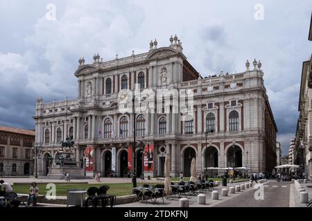 Blick auf die hintere Fassade des Palazzo Carignano aus dem 19. Jahrhundert auf der Piazza Carlo Alberto, einem historischen Gebäude im Stadtzentrum von Turin, Piemont, Italien Stockfoto