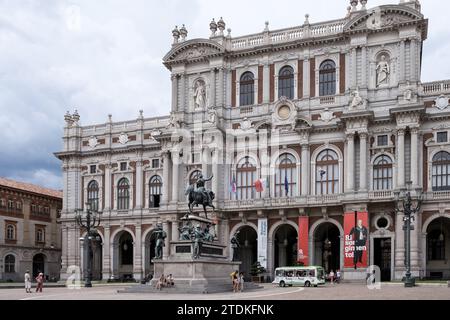 Blick auf die hintere Fassade des Palazzo Carignano aus dem 19. Jahrhundert auf der Piazza Carlo Alberto, einem historischen Gebäude im Stadtzentrum von Turin, Piemont, Italien Stockfoto