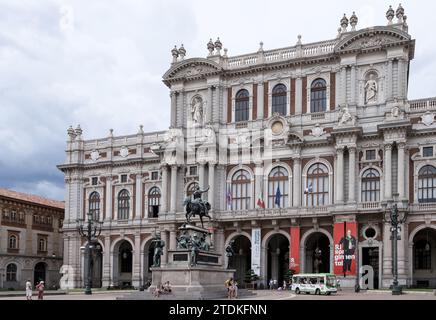 Blick auf die hintere Fassade des Palazzo Carignano aus dem 19. Jahrhundert auf der Piazza Carlo Alberto, einem historischen Gebäude im Stadtzentrum von Turin, Piemont, Italien Stockfoto