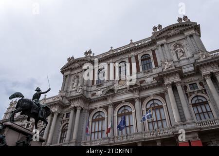 Blick auf die hintere Fassade des Palazzo Carignano aus dem 19. Jahrhundert auf der Piazza Carlo Alberto, einem historischen Gebäude im Stadtzentrum von Turin, Piemont, Italien Stockfoto