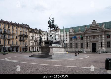 Blick auf das Denkmal von Carlo Alberto an der Piazza Carlo Alberto mit der Nationalen Universitätsbibliothek von Turin (BNUTO) im Hintergrund. Stockfoto