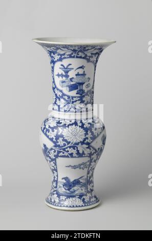 Baluster Becherglas Vase mit Blumenrollen und Tafeln in Reserve, anonym, ca. 1680 - ca. 1720 Balusförmiger Porzellanbecher mit trompetenförmigem Mund, in unterschwelliger Glasur blau bemalt. Bauch und Nacken sind mit einer blauen Glasur bedeckt, die mit Blumenreben als Reserve bedeckt ist; er rettete zwei fächerförmige Kartuschen mit zwei Personen in einer Landschaft und Blumenzweige mit einem Vogel, dazwischen zwei gerettete rechteckige Kartuschen mit einem fliegenden Pferd über Wellen und zwei Hirsche unter einem Baum mit einem Kran. Am Hals zwei gerettete, gelappte Kartuschen mit Blumenkorb und die andere mit Antiquitäten (Vase mit Pfauenfedern, i Stockfoto