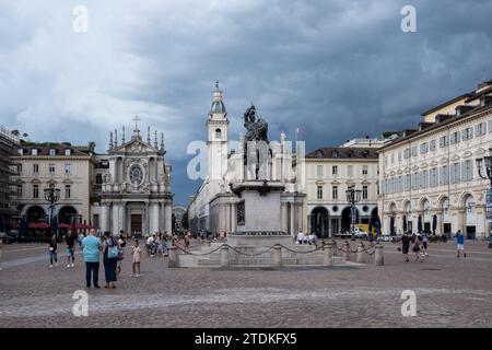 Blick auf die Piazza San Carlo, einen zentralen Platz mit barocker Architektur, mit dem Reiterdenkmal Emmanuel Philibert inmitten von 1638 von ihm entworfenen Säulengängen. Stockfoto