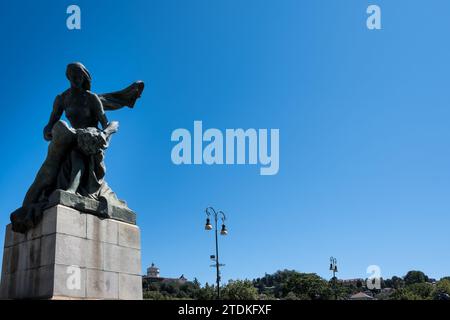 Blick auf die Statuen der Brücke Umberto I, die den Fluss Po in Turin, Italien, überspannt Stockfoto