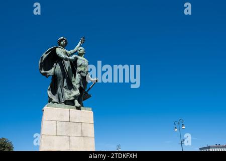 Blick auf die Statuen der Brücke Umberto I, die den Fluss Po in Turin, Italien, überspannt Stockfoto