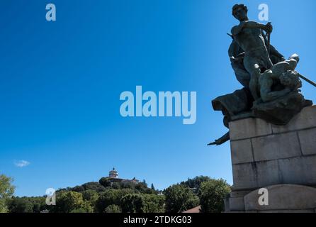 Blick auf die Statuen der Brücke Umberto I, die den Fluss Po in Turin, Italien, überspannt Stockfoto