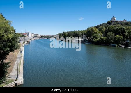 Stadtlandschaft von Turin, Italien, von der Brücke Umberto I an einem sonnigen und hellen Sommertag aus gesehen, die den malerischen Fluss Po hervorhebt. Stockfoto