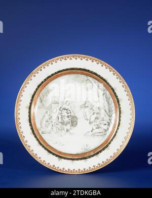 Platte mit mythologischem Bild von Cybele, anonym, ca. 1725 - ca. 1749 Porzellanplatte, auf der Glasur in Rot, Schwarz und Gold gemalt. Auf der Wohnung eine mythologische Darstellung mit Cybele, die von zwei Löwen in ihr Auto gezogen wurde, links von ihr eine Hockfrau, die ihr einen Kranz gibt. Rechts von Cybele drei weitere Göttinnen: Ceres, Flora und Pomone; Ein dekoratives Band an der Wand; der Rand mit einem dekorativen Reifen und einer „Speeardhead-Borte“. Ein Chip in der Kante. Zwei alte Etiketten auf der Unterseite mit „F. Bodenham/Elmhurst, Hereford/73 „und“ 7/Cybele/ [...] '. Europäischer Auftritt in Encre de Chine. Chi Stockfoto