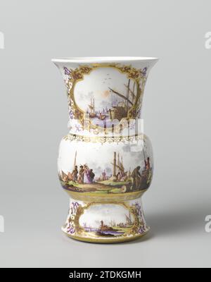 Zwei Vasen, Meissener Porzellanmanufaktur, um 1735 Vase aus bemaltem Porzellan. Die Balusterförmige Vase ist oben und unten mit zwei reich verzierten, akkoladenförmigen vier Pässen verziert, in denen Wasserlandschaften mit europäischen Kaufleuten in der Nähe von Ballen und Schiffen liegen. Auf der Baluster ist eine Wasserlandschaft mit Händlern an den Ufern von Balen und Schiffen umgemalt. Die Kaufleute werden manchmal von ihren Damen begleitet. Die Vase ist markiert. Float Porzellan Vase aus bemaltem Porzellan. Die Balusterförmige Vase ist oben und unten mit zwei reich verzierten, akkoladenförmigen vier Pässen verziert, in denen jeweils vier Pässe verziert sind Stockfoto