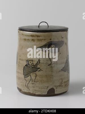 Wasserkrug mit fünf tanzenden Figuren und Inschriften, anonym, anonym, ca. 1800 - ca. 1899 Wassertopf (Mizusashi) aus Steingut mit flachem, hölzerner Deckel, teilweise mit einer cremefarbenen Glasur bedeckt und blau und schwarz bemalt. An der Wand fünf tanzende [?] Personen und eine Inschrift. Eine zweite Inschrift an der Innenwand des Topfes. Auf der Unterseite mit einer nicht identifizierten Marke Ingrift gekennzeichnet. Altes Etikett auf der Innenseite mit „W756“. Japanisches Steingut. Glasur. Kobalt (Mineral). Deksel: Holz (pflanzliches Material) Malerei / Verglasung Wassertopf (Mizusashi) aus Steinzeug mit flachem Holzdeckel, Partia Stockfoto
