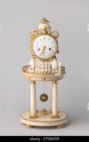 Pendel aus weißem Marmor unter rundem Glas Stolp, Anonym, 1775 - 1800 Pendel aus weißem Marmor und vergoldeter Bronze unter einem runden Glasglockenglas auf einem Mahagoni-Sockel mit einem weinroten Maraboo-Staubrand. Vier Säulen ruhen auf einer runden Basis, zwischen denen ein Schuss von Blättern und Früchten steht. Oben auf der Abdeckplatte, die als Verschlingung strukturiert ist, befindet sich eine abgeschnittene Säule, um die vier vasenförmige Ornamente, die durch Ketten miteinander verbunden sind, angeordnet sind. Die Uhr an der Mittelsäule; vorne mit einer Tür mit Glühlampenglas. Auf einer Vase auf einer Basis mit verziertem Deckel; daneben Blumen-, Blatt- und Kordelarbeiten. Der Emaille Stockfoto