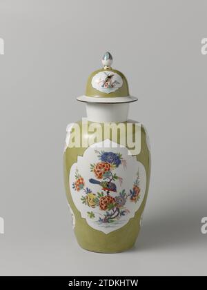 Deckelvase, Meissener Porzellanmanufaktur, um 1736 Vase aus bemaltem Porzellan. Die Vase ist fast vollständig mit einer moosgrünen Brühe bedeckt, in der zwei große und vier kleine vier Pässe auslaufen, in denen Indianic Blumen mit einem oder zwei Vögeln. Der Deckel ist hoch und hat eine schräge Kante. Der Deckel hat auch einen grünen Schaft mit zwei gespeicherten vier Durchgängen. Der spitze Knopf des Deckels ist mit einer mehrfarbigen Rosette lackiert. Die Vase ist markiert. Float Porzellan Vase aus bemaltem Porzellan. Die Vase ist fast vollständig mit einem moosgrünen Fond bedeckt, in dem zwei große und vier kleine vier -Pass -out f Stockfoto