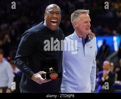 San Francisco, Usa. Oktober 2022. Mike Brown, Head Coach der Sacramento Kings, links, lacht mit Steve Kerr, dem Head Coach der Golden State Warriors, nachdem er seinen NBA Championship-Ring 2022 vor dem Spiel im Chase Center am 23. Oktober 2022 in San Francisco erhalten hatte. Die Könige besiegten die Washington Wizards am Montag, den 18. Dezember 2023. (Foto: Nhat V. Meyer/Bay Area News Group/TNS/SIPA USA) Credit: SIPA USA/Alamy Live News Stockfoto