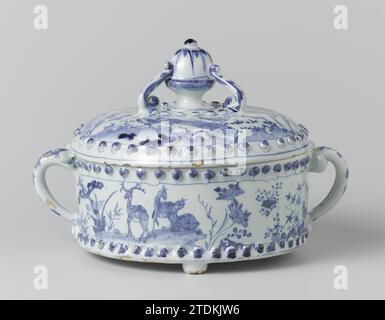 Gewürztopf, anonym, ca. 1660 - ca. 1680 Speijence Gewürzglas, blau in der Glasur gemalt mit Chinoise-Dekoration. Der zylindrische Topf mit zwei C-förmigen Ohren liegt auf drei Beinen. Entlang der unteren und oberen Kante des Gehäuses eine durchgehende Reihe von glatten, konvexen Bolzen. Der gewölbte Deckel wird von einem Eichelknopfchen gekrönt, der von drei S-förmigen Spiralen gestützt wird. Entlang der Kante des Deckels und an der Oberseite des Deckels befindet sich eine durchgehende Reihe rutschiger, konvexer Bolzen. Delft . Speijence-Gewürzglas, blau in der Glasur bemalt, mit Chinoise-Dekoration. Der zylindrische Topf mit zwei C-förmigen Ohren liegt auf Stockfoto