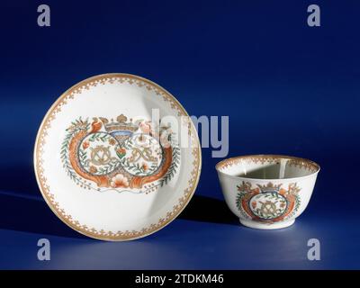 Glockenförmiger Becher und Untertasse mit doppeltem Monogramm, anonym, um 1750 - ca. 1774 Klock-förmiger Kopf und Schüssel aus Porzellan, auf der Glasur in blau, rot, grün, schwarz und Gold gemalt. Auf der Ebene ein Kronendoppelmonogramm mit links "C.V.L." und rechts "F.S.A." mit Blumenzweigen um die Buchstaben. Ein Schalenmotiv und Blattreben für das Monogramm. Ein dekoratives Band an der Innenkante. Waffenporzellan mit E-Mail-Farben. Porzellan. Glasur. Gold (Metall) Malerei / Vergoldung / Vitrifikation Klock-förmiger Kopf und Schale aus Porzellan, auf der Glasur in Blau, Rot, Grün, Schwarz und Gold gemalt Stockfoto