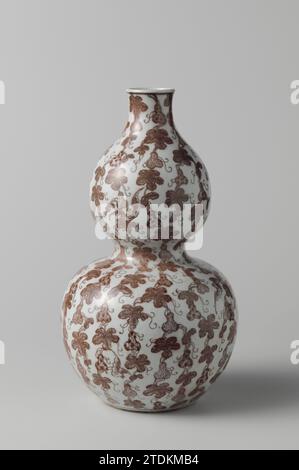 Vase, anonym, ca. 1750 - ca. 1799 kalebasförmige Porzellanflasche mit leicht ausbreitender Kante, in Unterglasurrot bemalt mit durchgehender Dekoration von kleinen Kürbissen, Blättern und Ranken mit Fledermäusen dazwischen. Auf der Unterseite ein altes Etikett mit: Royal Academy of Arts, London/ International Exhibition of Chinese Art, 1935-6/SER. Nr. 1054/Besitzer R. May, Zeist, Holland und ein zerrissenes altes Label mit: Friends of Asian Art. Kupferrot unterglasieren. Porzellan. Glasur. Kupfer (Metall) Malerei / Glasur Kalebas-förmige Porzellanflasche mit leicht ausbreitender Kante, in Untermgla gemalt Stockfoto