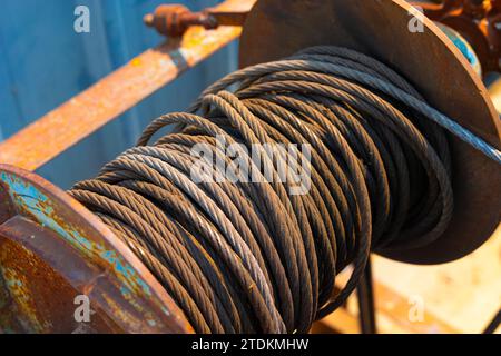 Rost altes Industriestahlleitung verwendet alter, geschliffener, verwitterter Stahldraht oder Stahlseil, Seilschlinge Trommel. Stockfoto