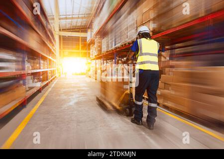 Schnelle schnelle Paketzustellung mit hoher Leistung. Schneller Versand von Produkten aus dem Frachtlager. Industrie-Bus für das Management der Lieferkette für Waren Stockfoto