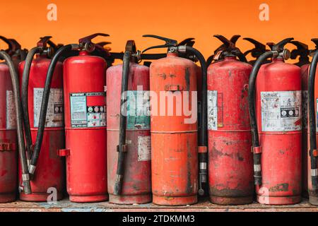 Alte gebrauchte, verlassene, beschädigte, abgelaufene Feuerlöschbehälter Gefahr unsicher für die Vorbereitung zur Zerstörung und Wiederverwertung. Stockfoto