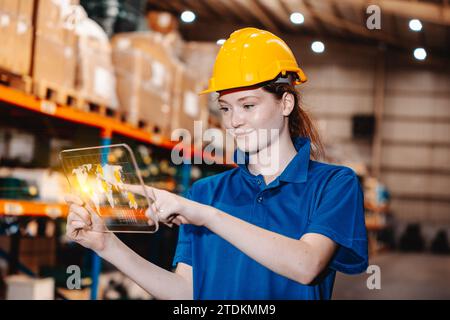 Junge Arbeitnehmerinnen, die ein digitales Tablet mit Software für die Verwaltung von Logistikbeständen verwenden, um die Beladung zu überwachen, überwachen Fracht und Lagergüter Happy smi Stockfoto