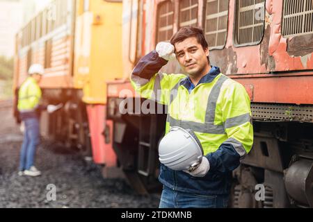 Müde Ermüdung Ingenieurarbeiter von Outdoor harte Arbeit Heißwetter Sommersaison Zugwartungsservice Personal. Stockfoto