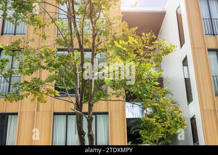 Umweltfreundliches umweltfreundliches Gebäude, das Energie spart, umweltfreundliche Wohnanlage in moderner Stadt. Stockfoto