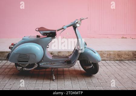 Altes Vintage motorrad Retro klassischer motorrad Roller Stil Parkplatz an der rosafarbenen Wand in der Stadtstraße Stockfoto