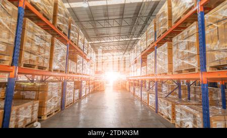 Voller Warenbestand im Lager, Industrie- und Logistikbereich. Gewerblicher Lagerbereich. Vertrieb großer Produkte Lagerregale für Fracht. Stockfoto