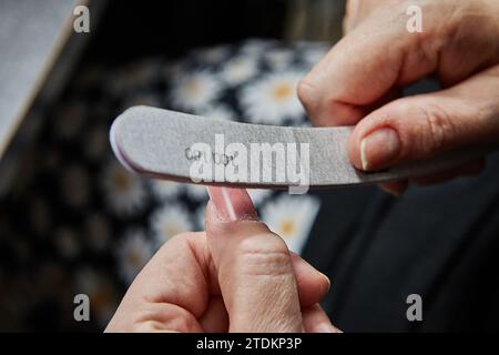 Professioneller Nageltechniker, der Gel-Nagelverlängerung und Maniküre mit der Maschine durchführt Stockfoto