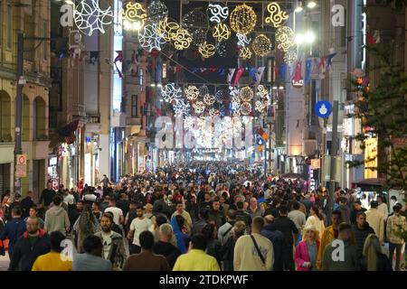 ISTANBUL, TURKIYE - 28. MAI 2023: Menschenmenge in der Istiklal-Straße am Abend Stockfoto
