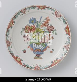 Platte, anonym, ca. 1720 - ca. 1750 Faience Board. Mehrfarbig bemalt mit einer Blumenvase. Delft . Faience Board. Mehrfarbig bemalt mit einer Blumenvase. Delft . Stockfoto