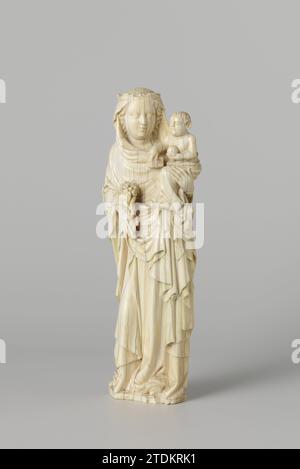 Jungfrau und Kind, anonym, ca. 1350 - ca. 1375 Maria steht auf dem linken Bein, hat das rechte Bein leicht gebeugt und den Fuß nach außen gebeugt, wobei ihr Oberkörper nach links gezeichnet ist. In der rechten Hand hält sie einen blühenden Zweig, am linken Arm hat sie das Kind, das in ihren Schleier der Medizin gehüllt ist. Er hat seinen linken Fuß hochgehoben, dessen Zehen nur sichtbar sind; von rechts ist die Fußsohle durch den Schleier sichtbar. In der rechten Hand hat das Kind auf dem Rücken ein Buch, in der linken eine Kugel. Maria trägt eine Krone auf dem langen Schleier, der nach rechts geschlagen wurde, wird von t angehoben Stockfoto