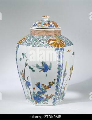 Zwei Deckelvasen, Meissener Porzellanmanufaktur, ca. 1725 - ca. 1730 Vase mit Deckel aus bemaltem Porzellan. Die Vase ist mit drei Darbietungen bemalt, die durch senkrechte Blattläuse auf beiden Seiten von drei der sechs Rippen voneinander getrennt sind: zwei Reiher in Felsen und blühenden Pflanzen, zwei Vögel in einem Bambusmoor, Felsen und Blumen und eine weibliche Figur mit einem Fächer und einem Blumenzweig in den Händen mit einem blühenden Zweig. Die Vase ist eine Kopie nach japanischem Beispiel. Die Vase ist markiert. Float Porzellan Vase mit Deckel aus bemaltem Porzellan. Die Vase ist mit drei Aufführungen bemalt, getrennt von eac Stockfoto