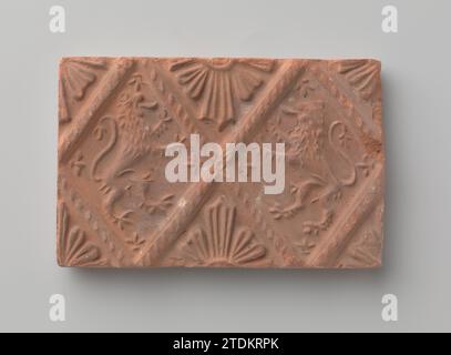 Gehörstein mit Darstellung zweier Kletterlöwen, um 1875 - um 1900 Gehörstein mit Darstellung zweier Kletterlöwen, platziert in profiliertem Fenster. Die Halbfenster oben und unten sind mit Sternmotiven gefüllt. Niederländischer Tonhörstein mit Darstellung von zwei Kletterlöwen, platziert in profiliertem Fenster. Die Halbfenster oben und unten sind mit Sternmotiven gefüllt. Niederlande Steingut Stockfoto