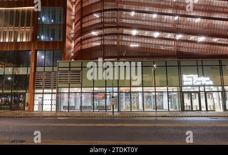 Glasbau in der Nacht Stockfoto