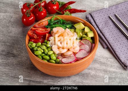 Hawaian Cuisine – Poke mit Cocktailgarnelen und Avocado Stockfoto