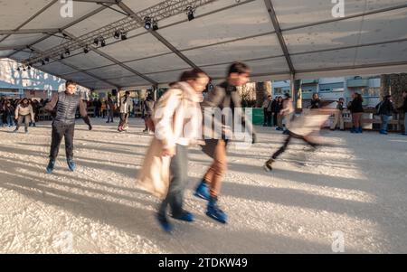 Sarlat-la-Canéda, Nouvelle-Aquitaine, Frankreich - 16. Dezember 2023: Eisläufer auf der Eisbahn auf dem Weihnachtsmarkt Sarlat-la-Canéda in der Dordogne Re Stockfoto