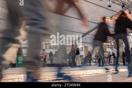 Sarlat-la-Canéda, Nouvelle-Aquitaine, Frankreich - 16. Dezember 2023: Eisläufer auf der Eisbahn auf dem Weihnachtsmarkt Sarlat-la-Canéda in der Dordogne Re Stockfoto