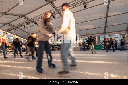 Sarlat-la-Canéda, Nouvelle-Aquitaine, Frankreich - 16. Dezember 2023: Eisläufer auf der Eisbahn auf dem Weihnachtsmarkt Sarlat-la-Canéda in der Dordogne Re Stockfoto