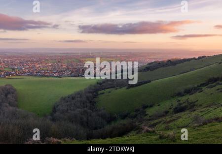 Winter Sonnenaufgang über der östlichen Landschaft von Sussex von Combe Hilll Butts Brow Eastbourne East Sussex Südosten Englands Stockfoto