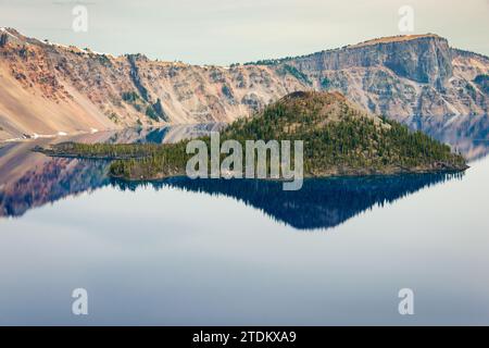 Blick über den Rand des Crater Lake National Park in Oregon, USA Stockfoto